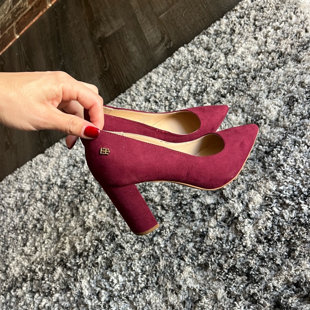 TOMMY HILFIGER HEELS - SIZE 7.5